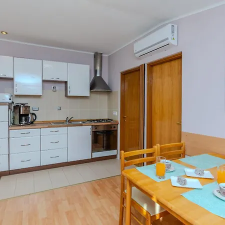 Jozef Apartment Vir